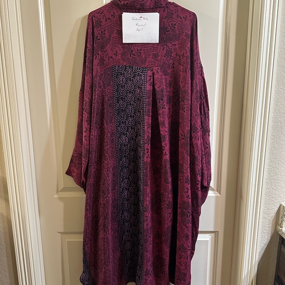 Kantha Bae Crepe Silk Long Sleeve Free to Be NWT - Picture 2 of 2